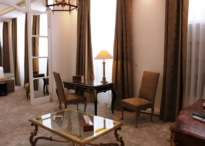 Résidence Et D'hôtes De La Porte D'arras Bed & Breakfast 4*